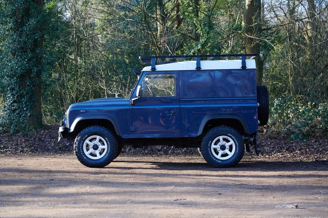 2010 Land Rover Defender 90 - Image 15 of 30