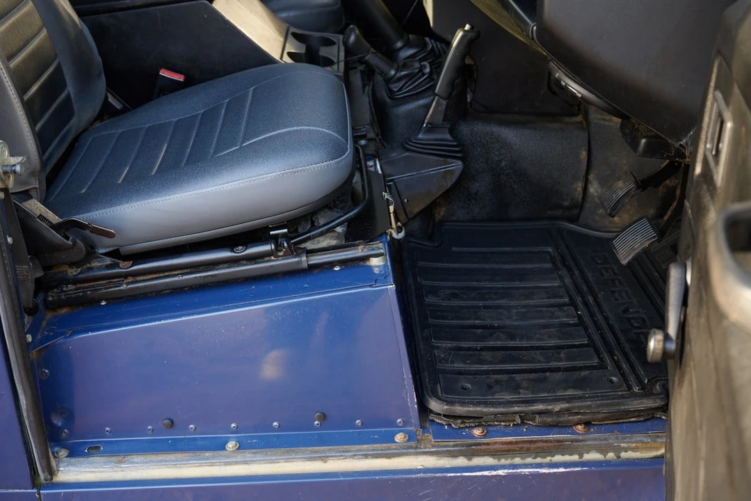 2010 Land Rover Defender 90 - Image 25 of 30