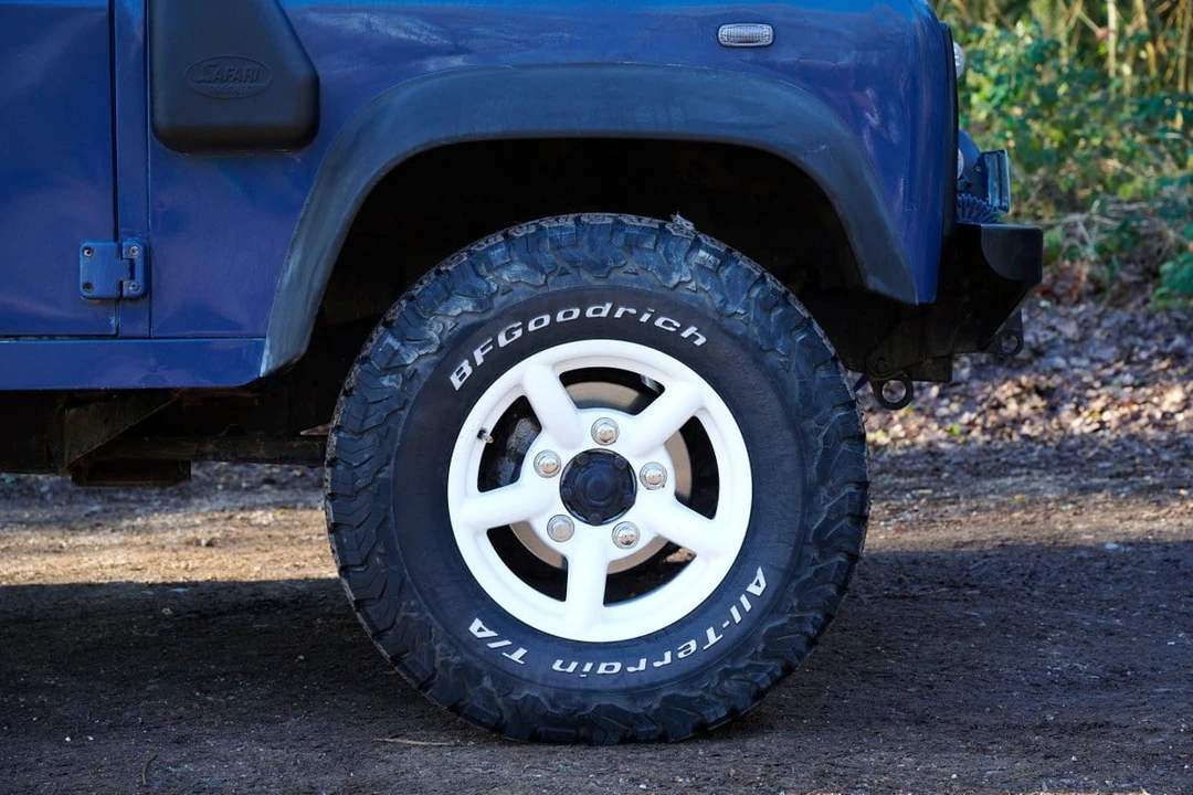 2010 Land Rover Defender 90 - Image 19 of 30