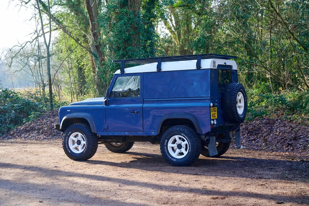 2010 Land Rover Defender 90 - Image 7 of 30