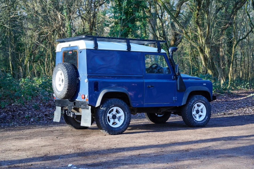 2010 Land Rover Defender 90 - Image 11 of 30