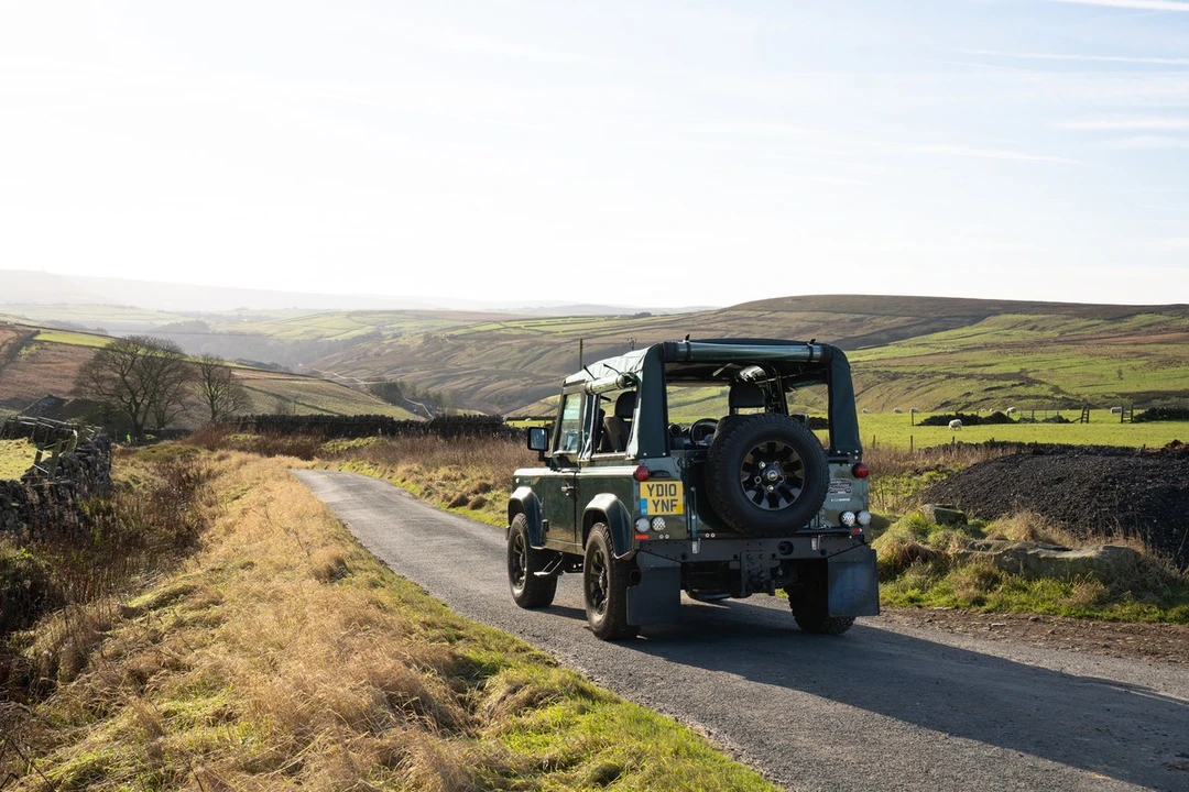 2010 Land Rover Defender 90 - Image 9 of 30