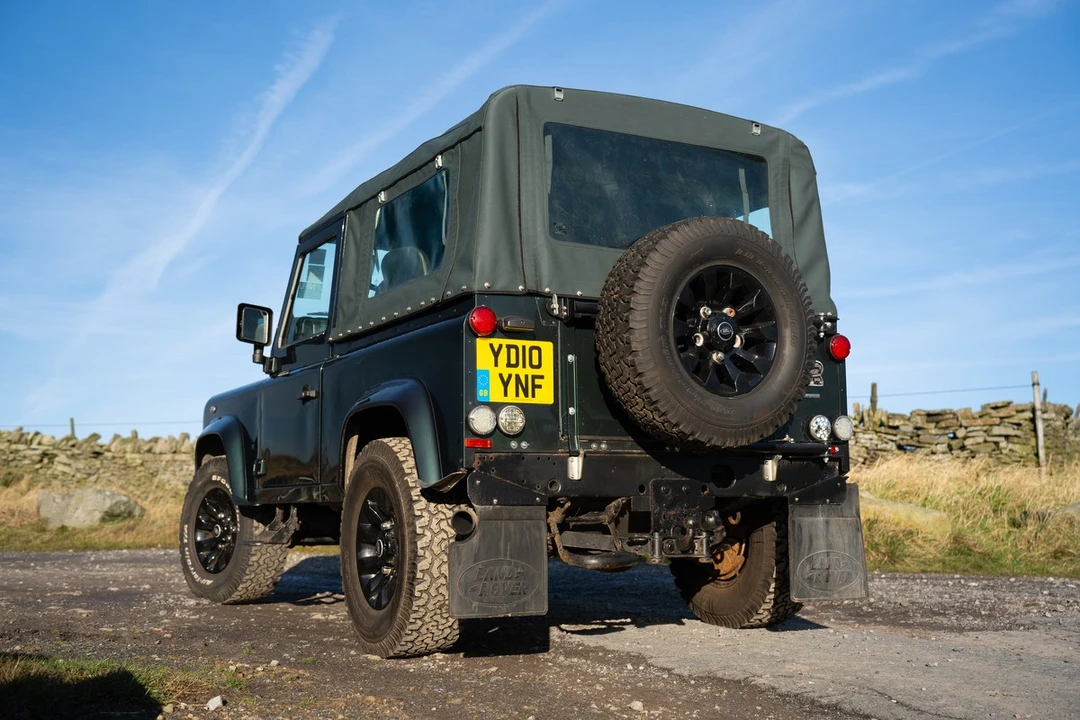 2010 Land Rover Defender 90 - Image 25 of 30