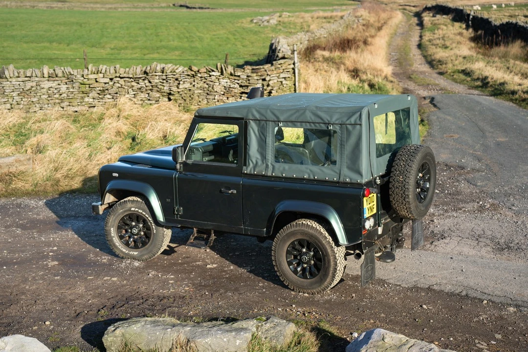 2010 Land Rover Defender 90 - Image 26 of 30