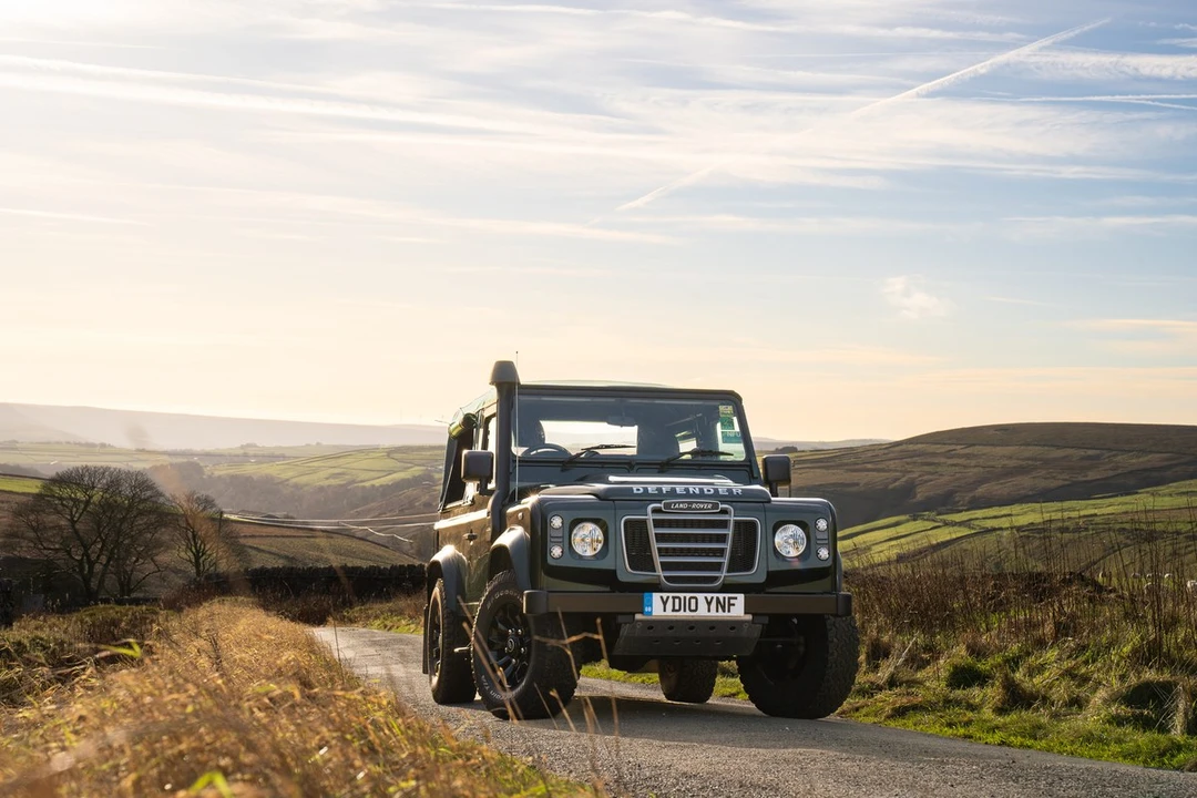 2010 Land Rover Defender 90 - Image 5 of 30