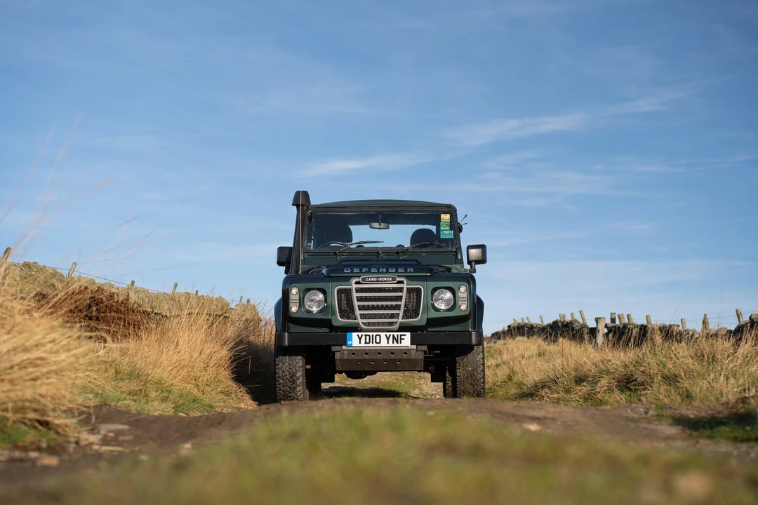 2010 Land Rover Defender 90 - Image 13 of 30