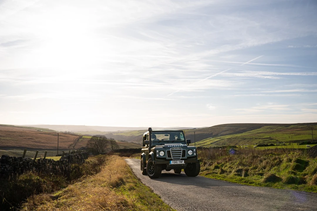 2010 Land Rover Defender 90 - Image 6 of 30