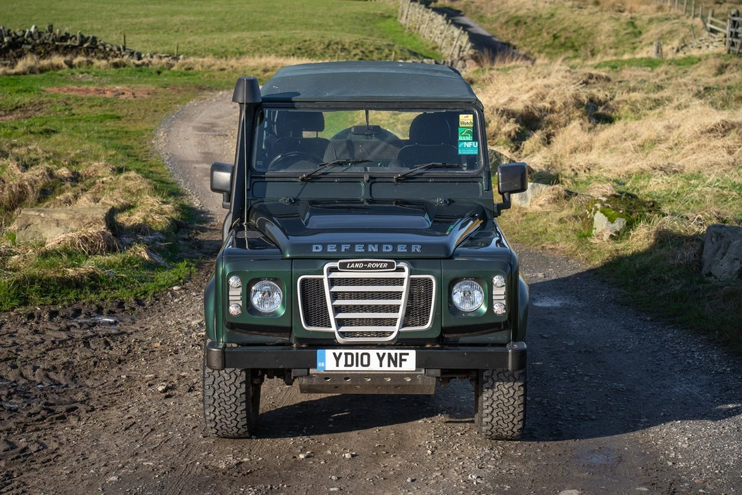 2010 Land Rover Defender 90 - Image 15 of 30