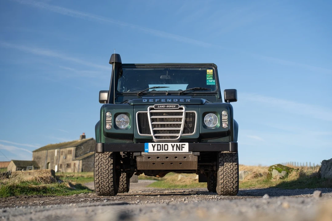 2010 Land Rover Defender 90 - Image 14 of 30