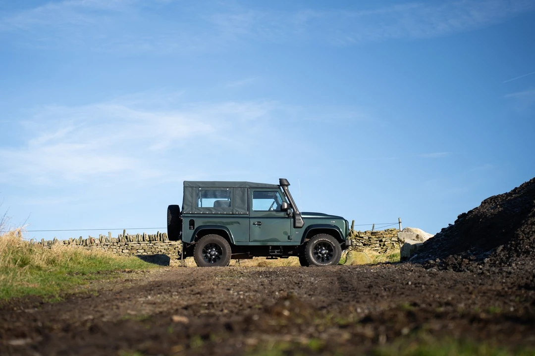 2010 Land Rover Defender 90 - Image 19 of 30