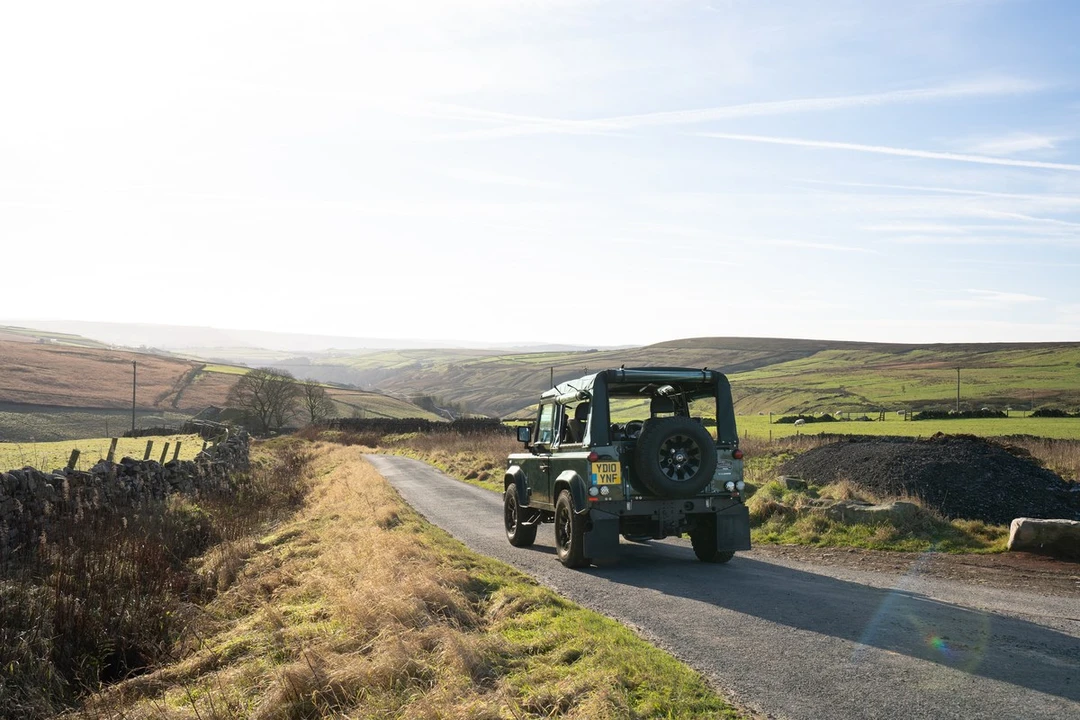 2010 Land Rover Defender 90 - Image 8 of 30