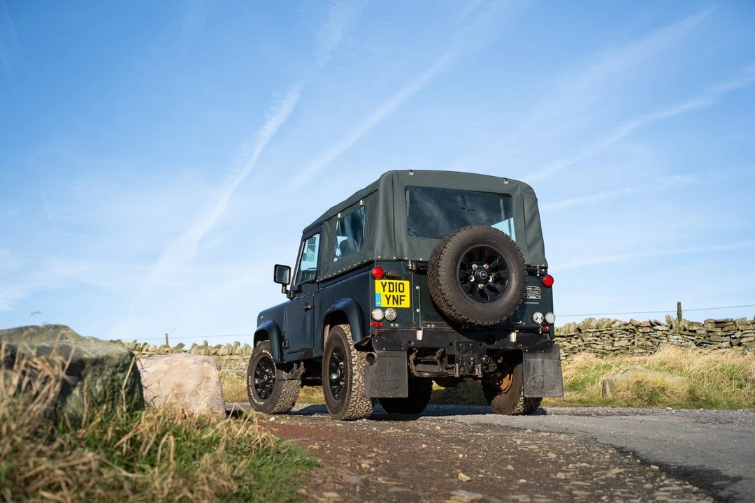 2010 Land Rover Defender 90 - Image 24 of 30