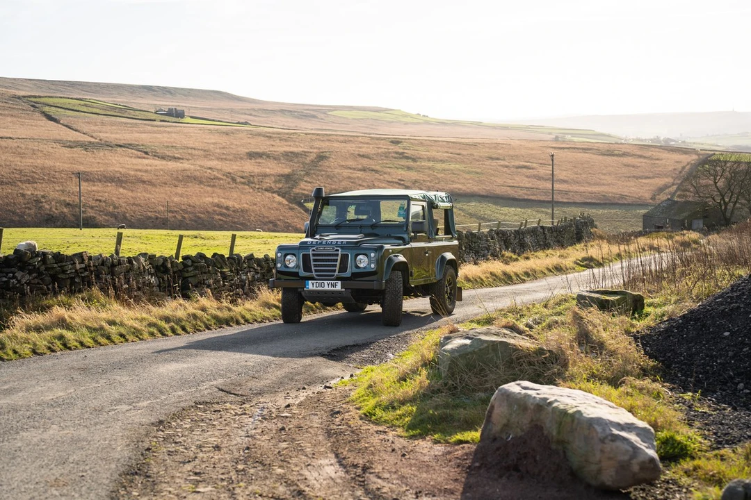 2010 Land Rover Defender 90 - Image 7 of 30