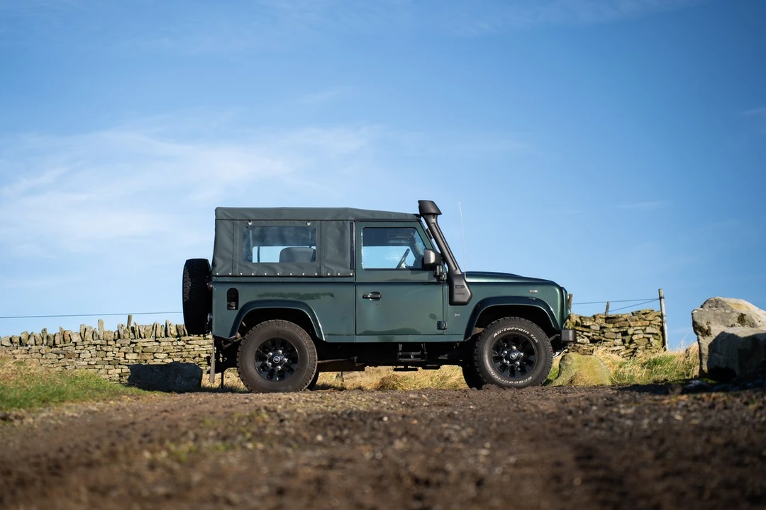 2010 Land Rover Defender 90 - Image 18 of 30