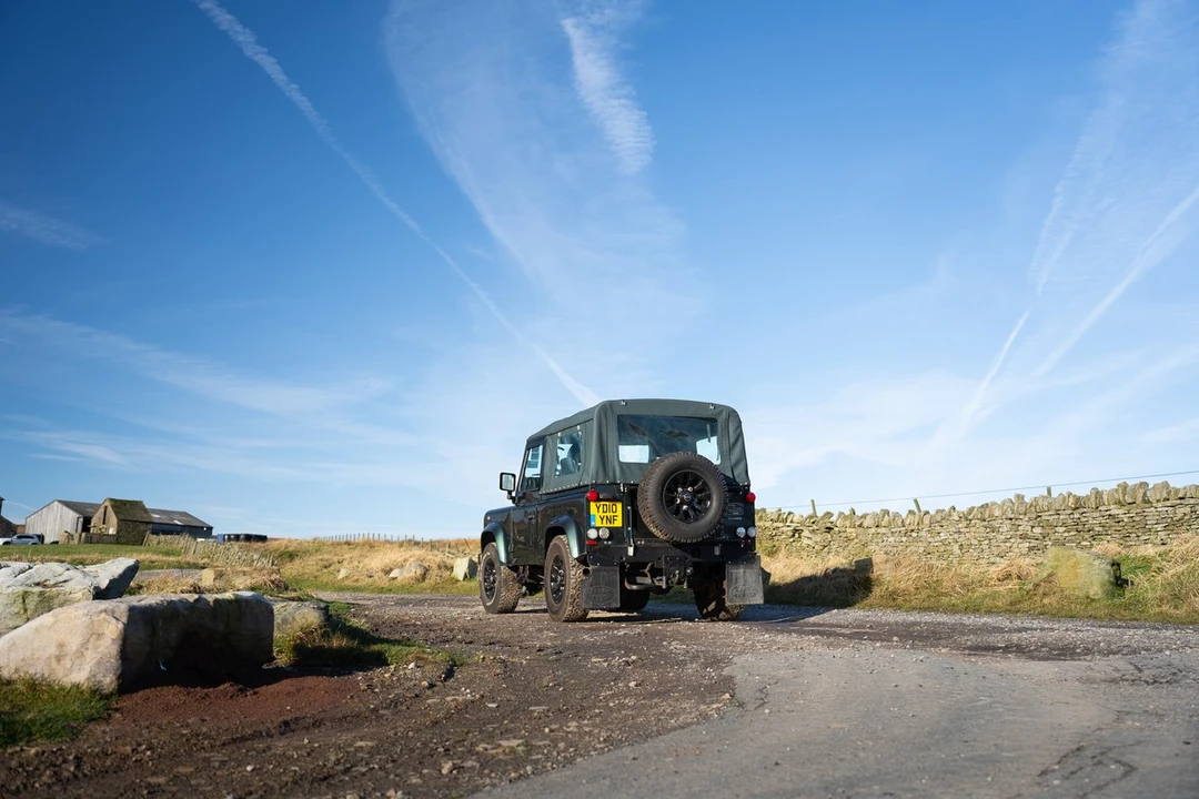 2010 Land Rover Defender 90 - Image 23 of 30
