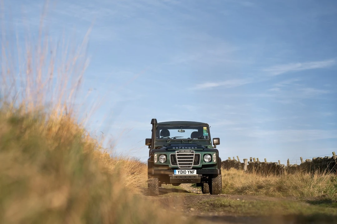 2010 Land Rover Defender 90 - Image 11 of 30