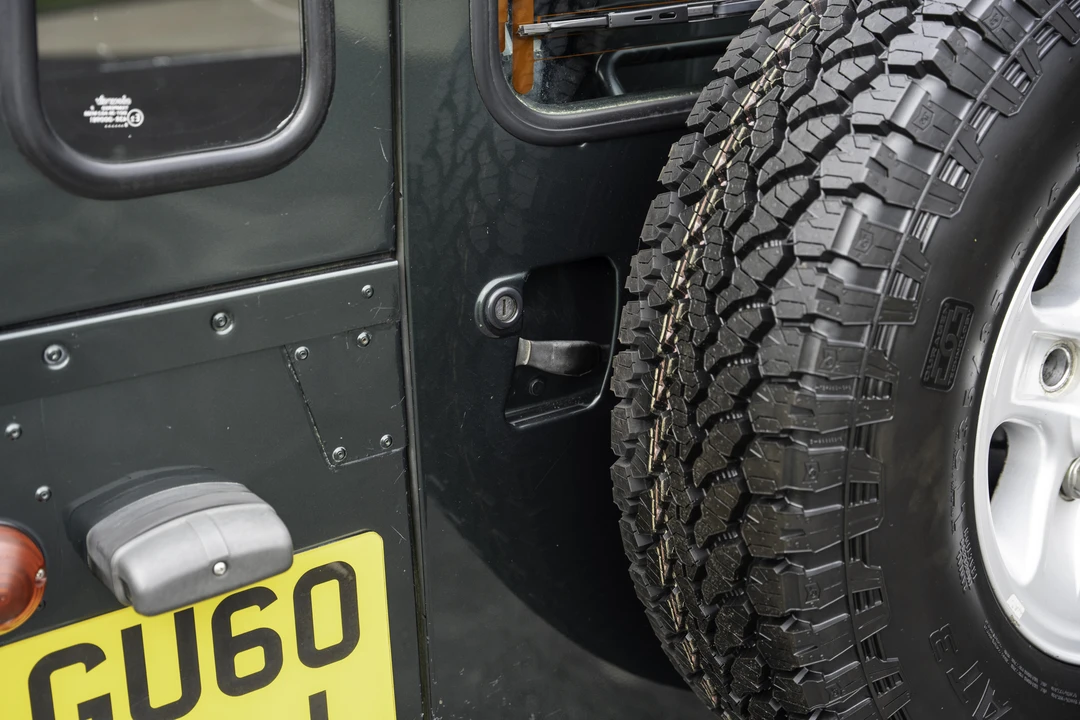 2010 Land Rover Defender 90 - Image 14 of 31