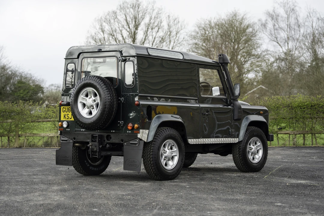 2010 Land Rover Defender 90 - Image 5 of 31