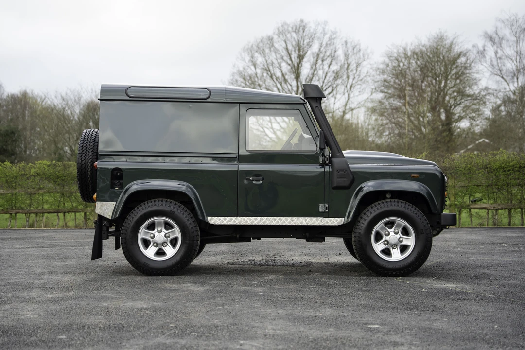 2010 Land Rover Defender 90 - Image 4 of 31