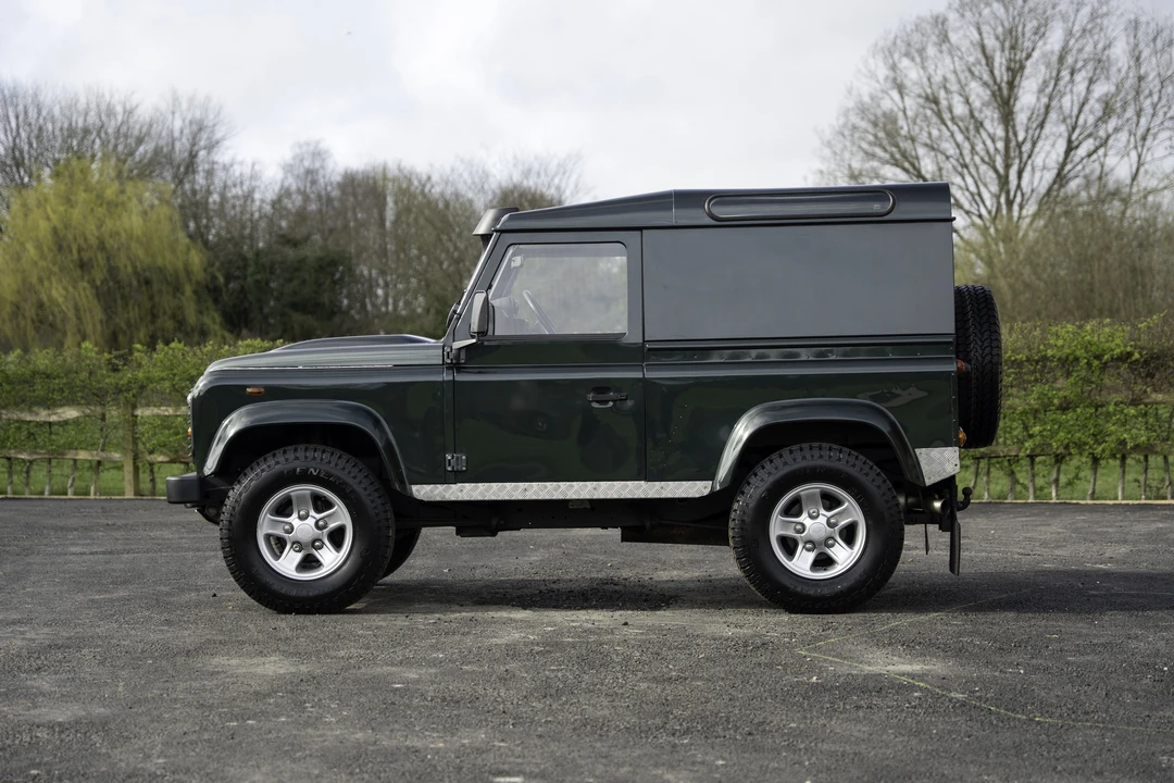 2010 Land Rover Defender 90 - Image 8 of 31