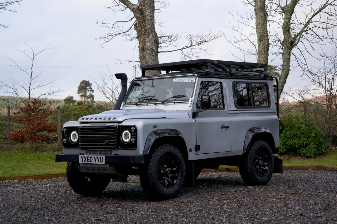 2010 Land Rover Defender 90 - Image 9 of 31