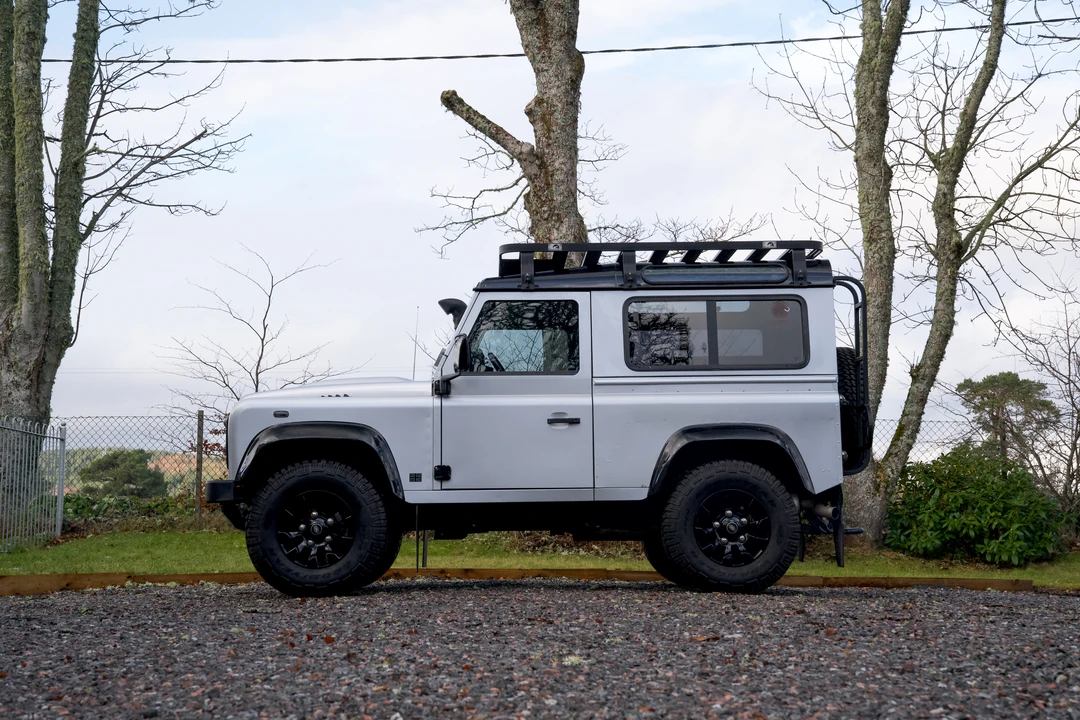 2010 Land Rover Defender 90 - Image 8 of 31