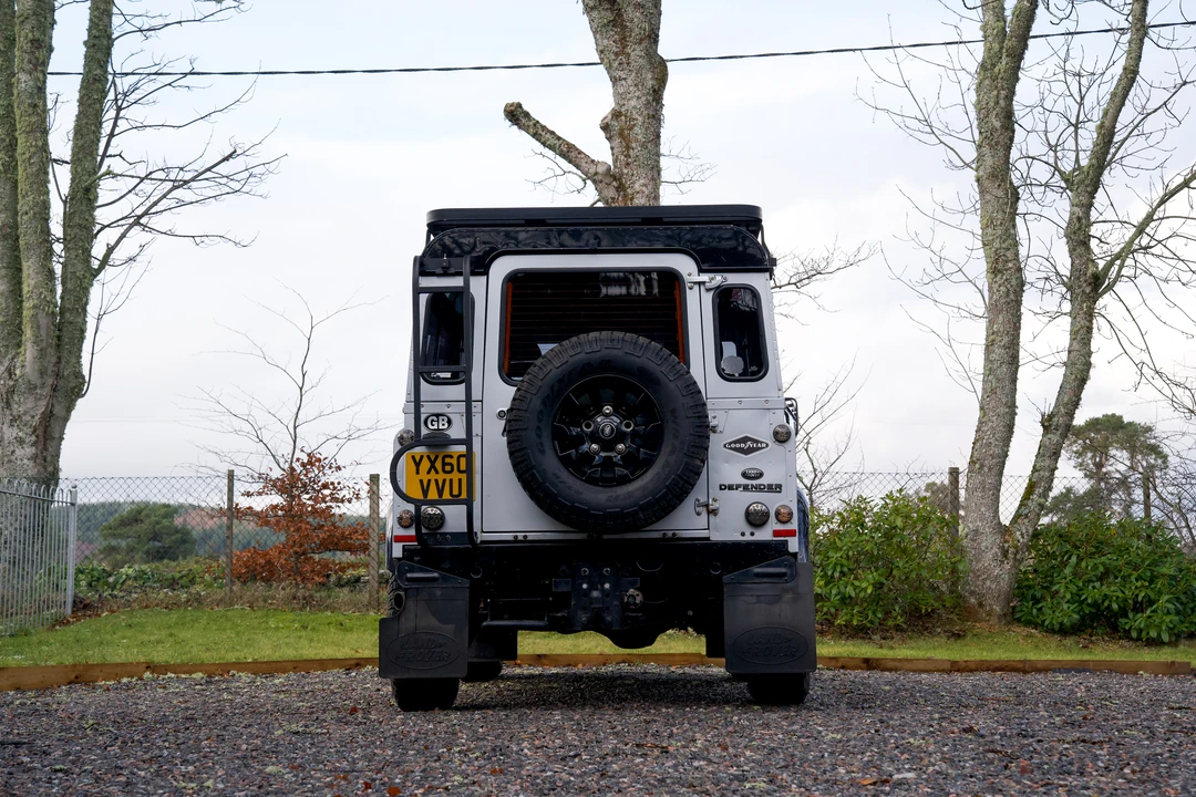 2010 Land Rover Defender 90 - Image 6 of 31