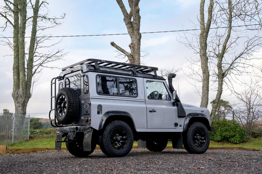 2010 Land Rover Defender 90 - Image 5 of 31