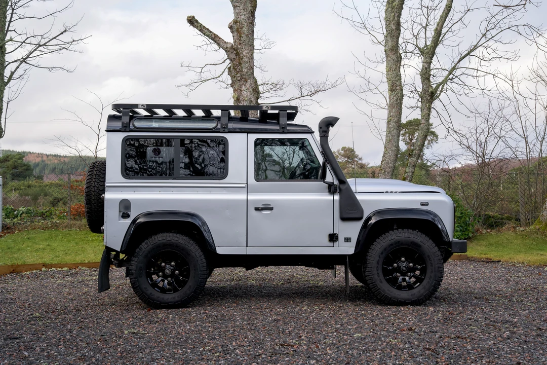 2010 Land Rover Defender 90 - Image 4 of 31