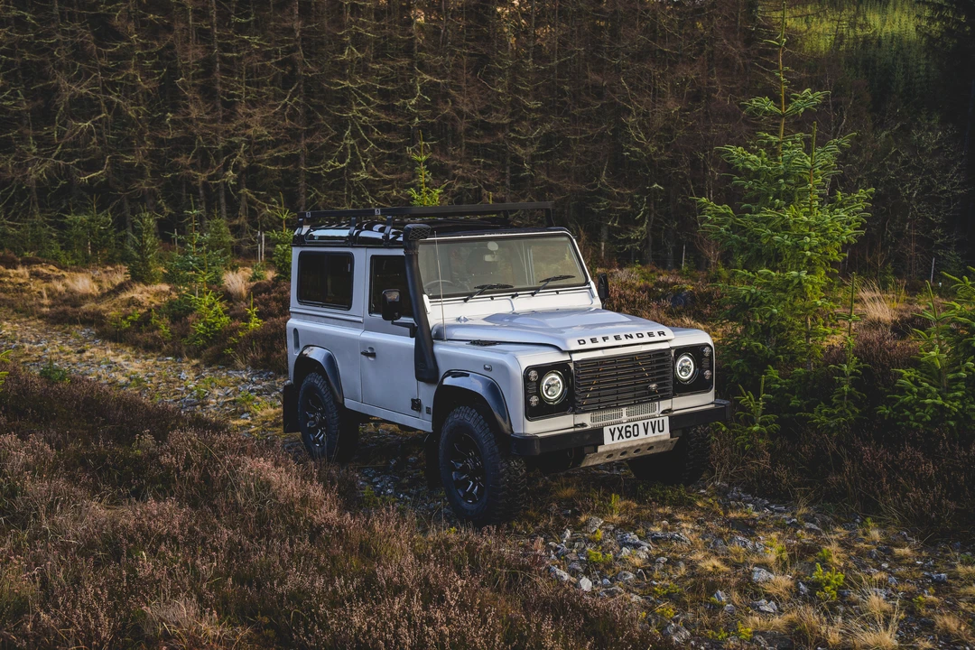 2010 Land Rover Defender 90 - Image 15 of 31