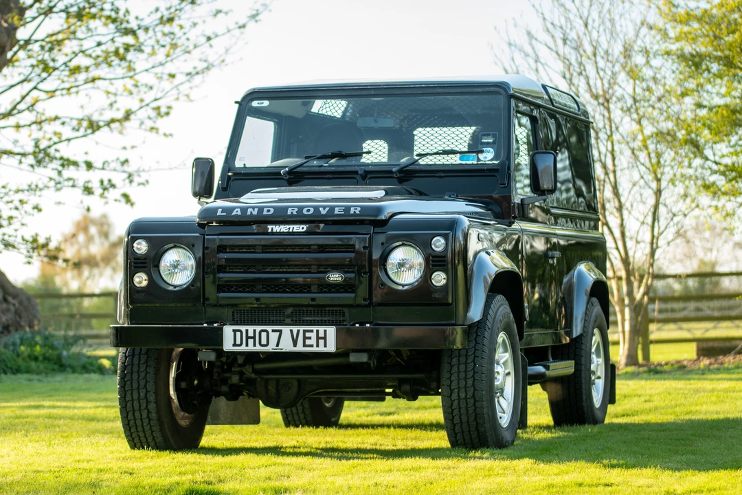 2010 Land Rover Defender 90 - Image 3 of 31