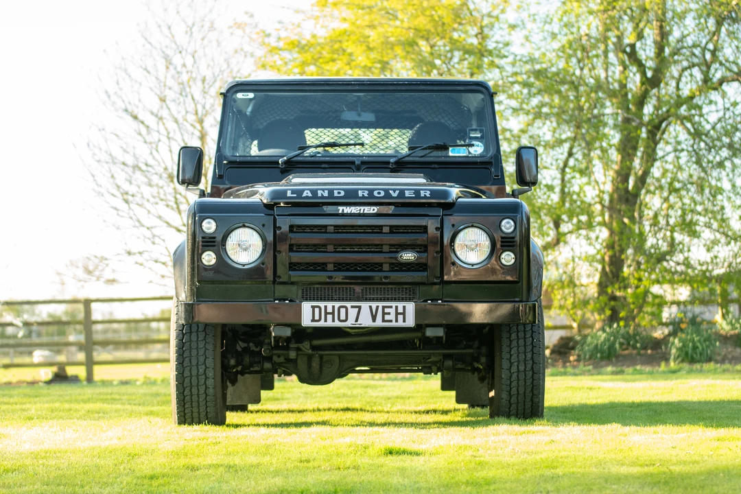 2010 Land Rover Defender 90 - Image 10 of 31