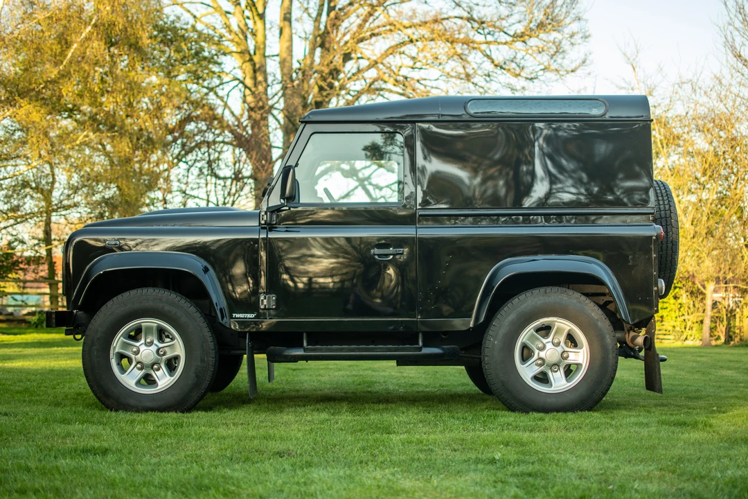 2010 Land Rover Defender 90 - Image 4 of 31