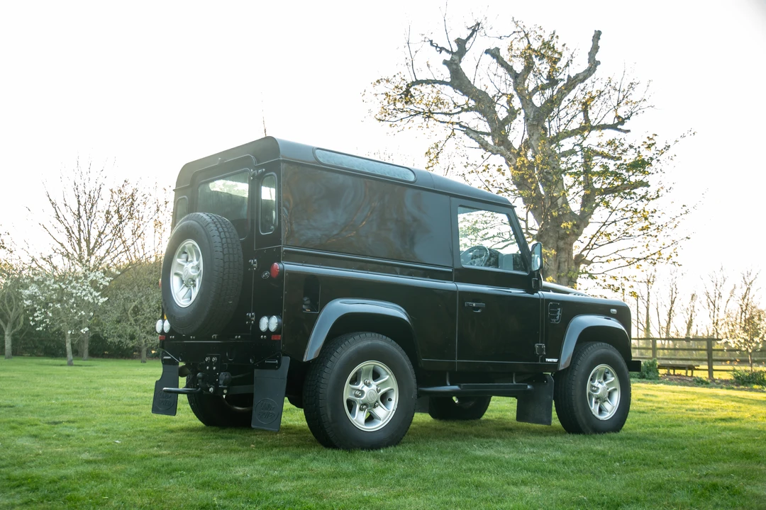 2010 Land Rover Defender 90 - Image 7 of 31