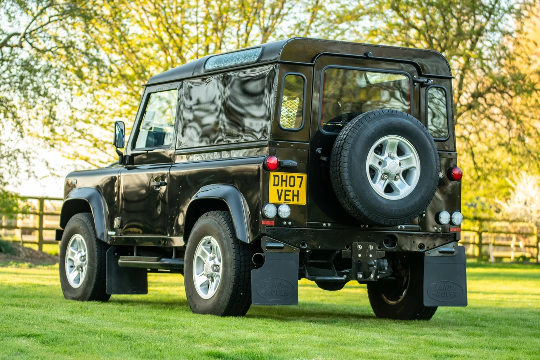 2010 Land Rover Defender 90 - Image 5 of 31