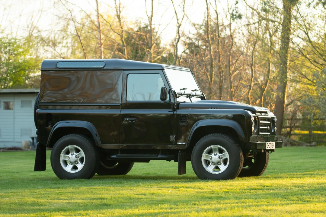 2010 Land Rover Defender 90 - Image 8 of 31