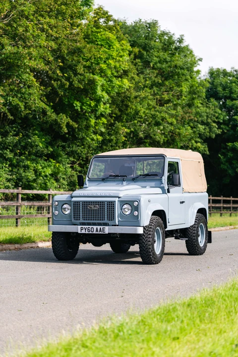 2010 Land Rover Defender 90 - Image 19 of 31