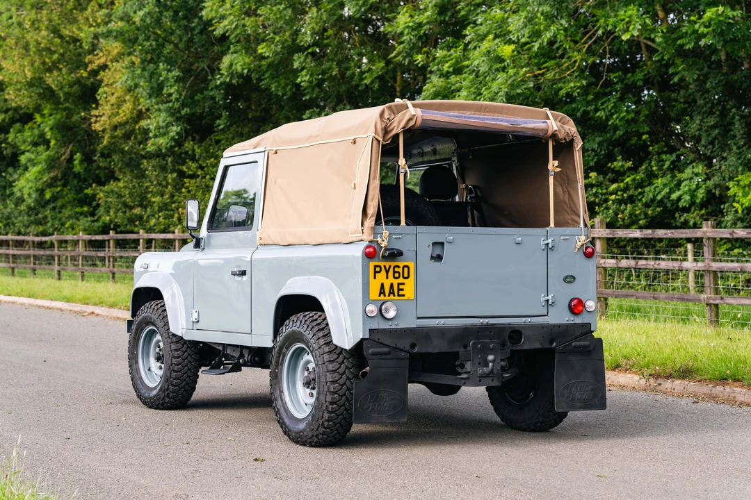 2010 Land Rover Defender 90 - Image 5 of 31