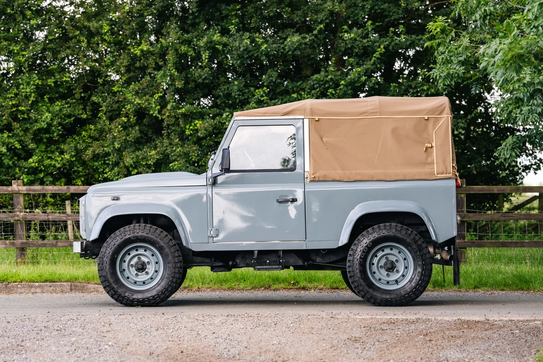 2010 Land Rover Defender 90 - Image 4 of 31