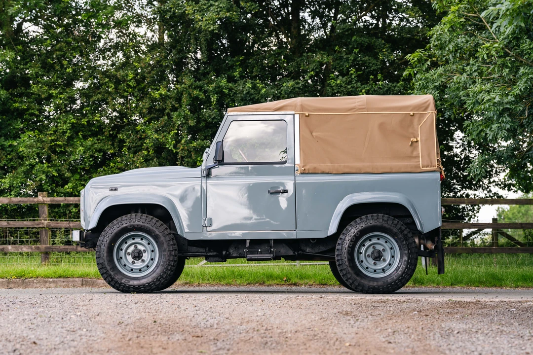 2010 Land Rover Defender 90 - Image 12 of 31
