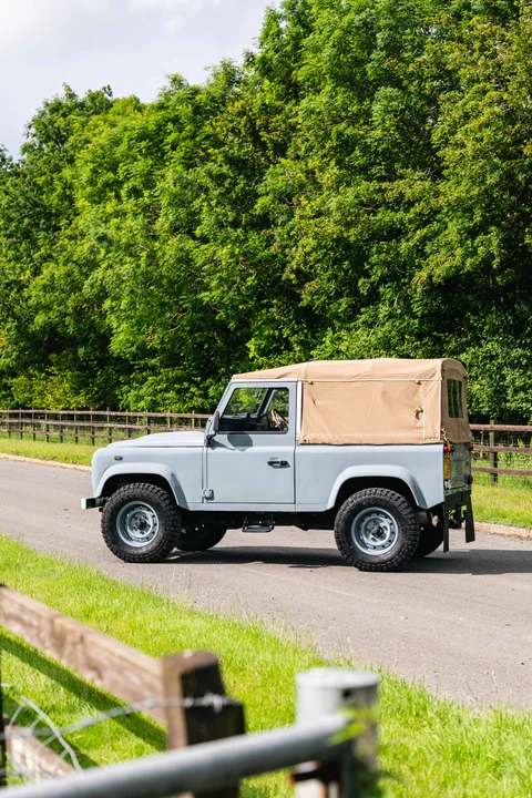 2010 Land Rover Defender 90 - Image 21 of 31