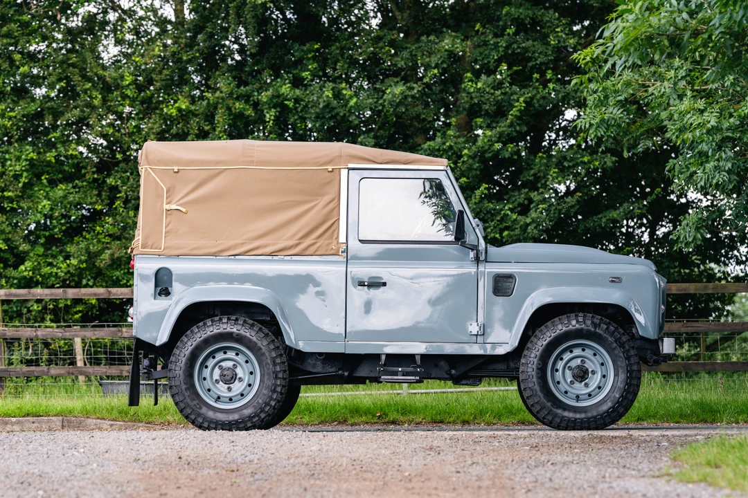 2010 Land Rover Defender 90 - Image 8 of 31