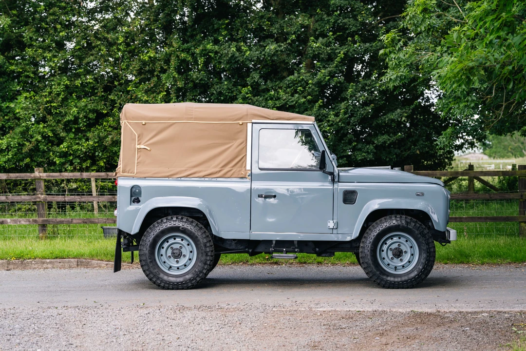 2010 Land Rover Defender 90 - Image 16 of 31