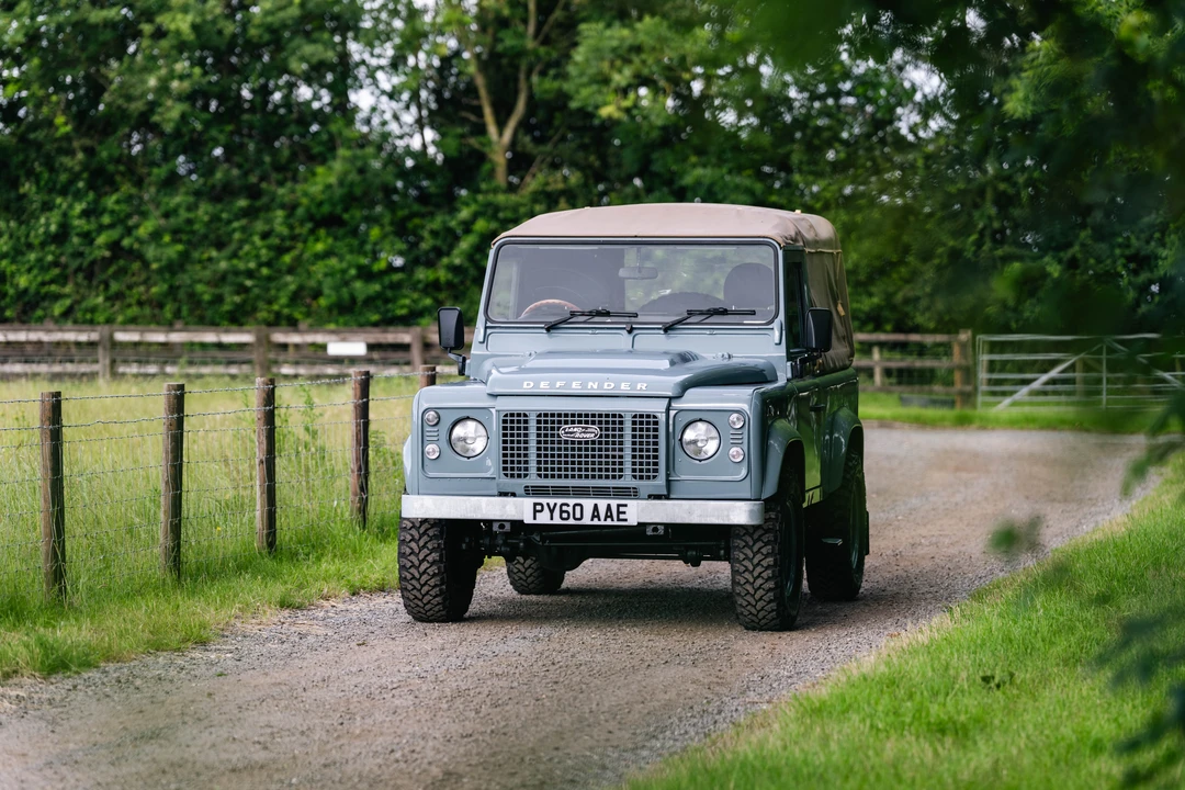 2010 Land Rover Defender 90 - Image 11 of 31