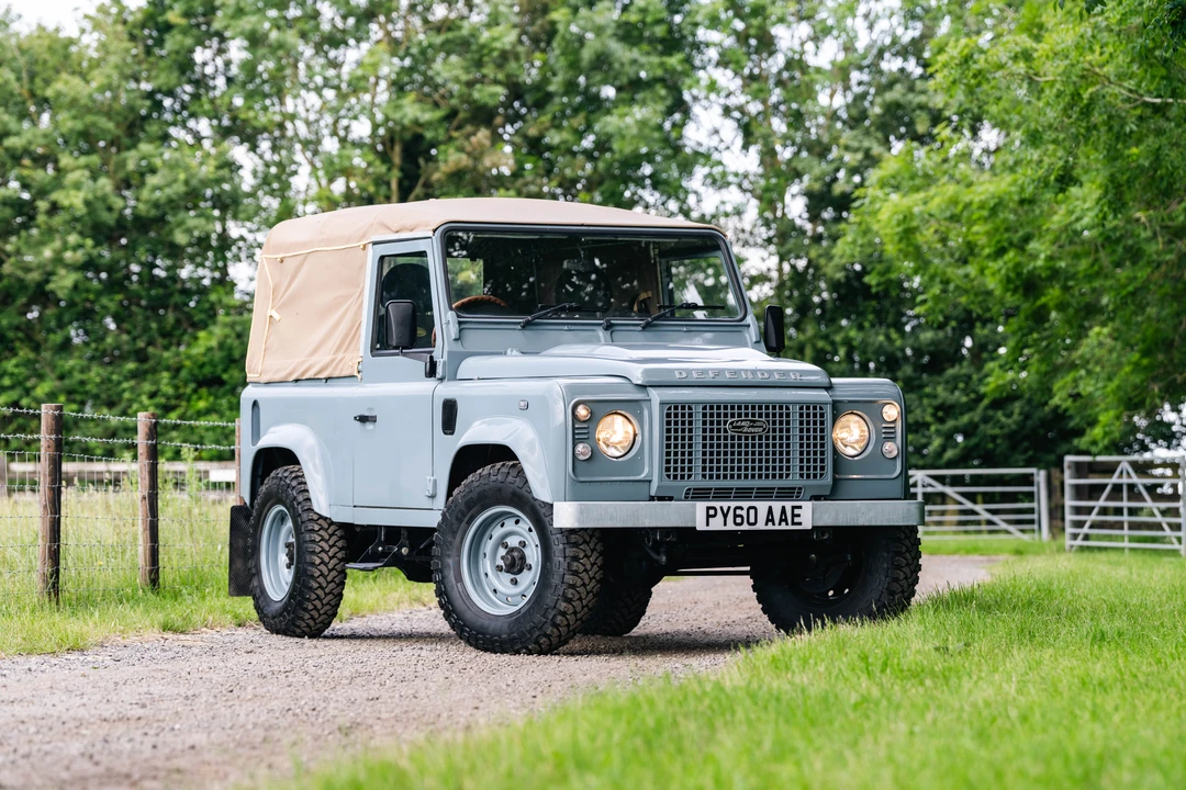2010 Land Rover Defender 90 - Image 9 of 31