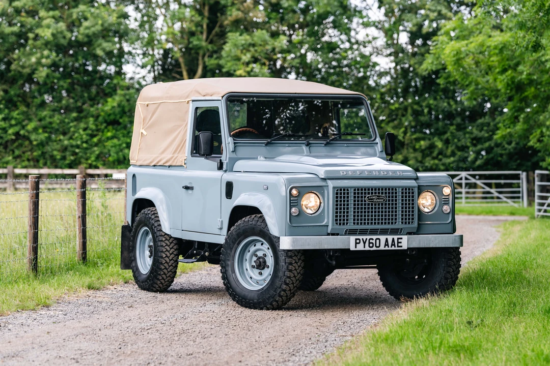 2010 Land Rover Defender 90 - Image 17 of 31