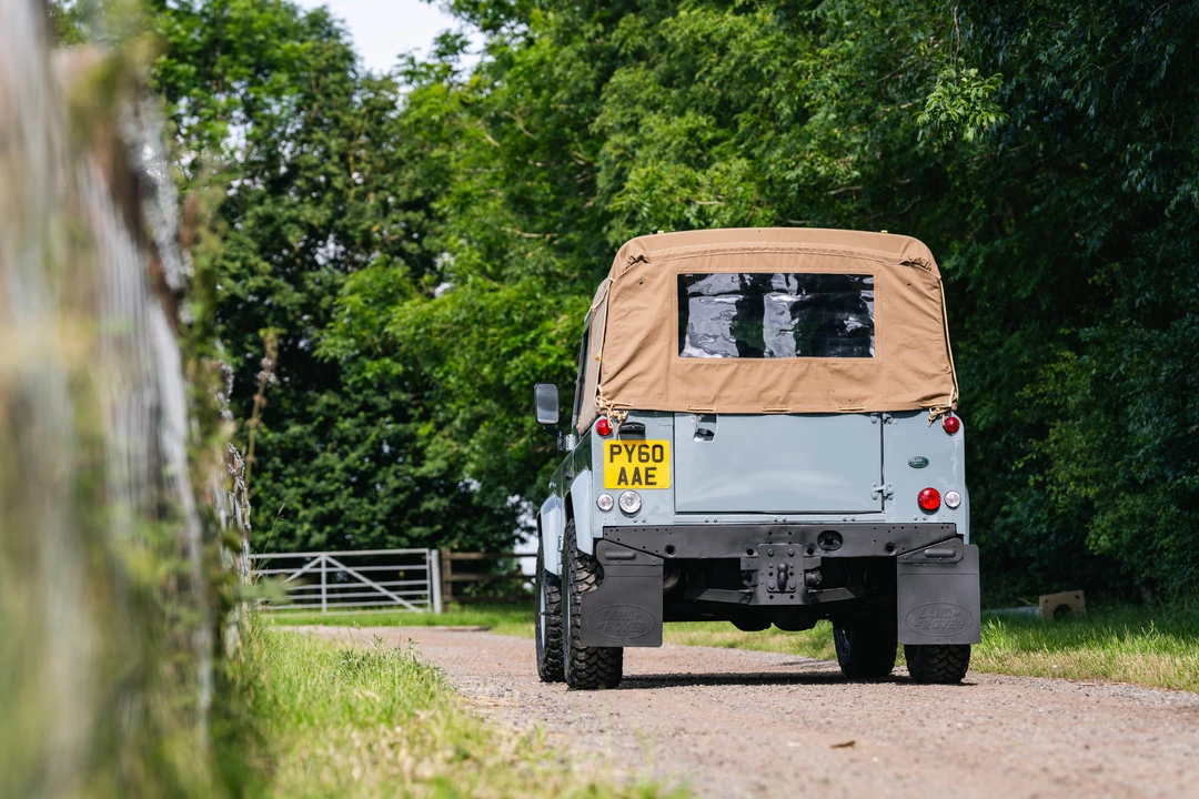2010 Land Rover Defender 90 - Image 13 of 31