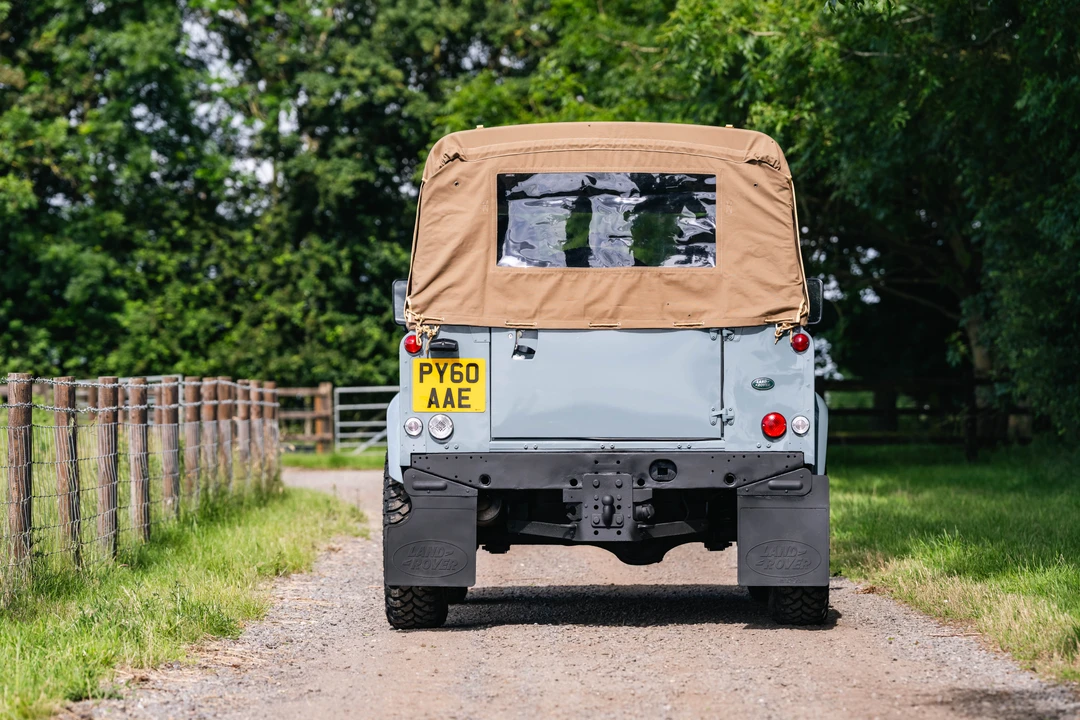 2010 Land Rover Defender 90 - Image 14 of 31