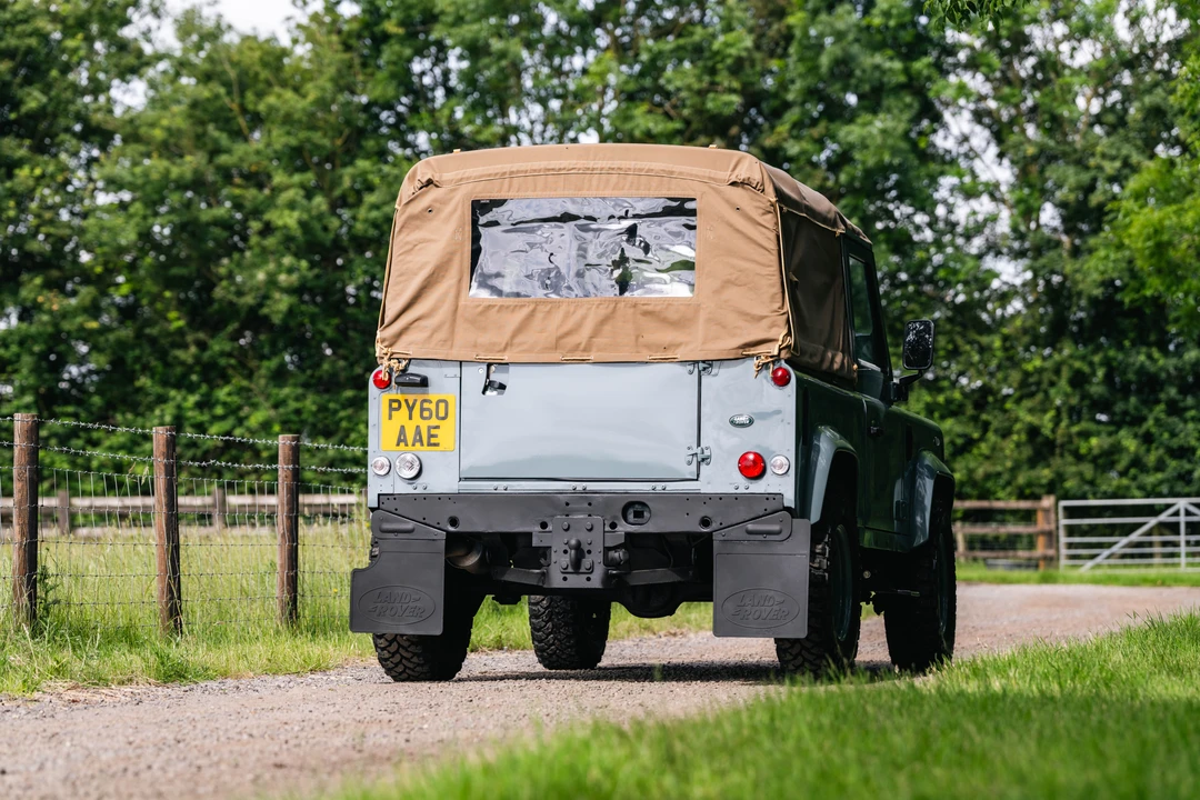 2010 Land Rover Defender 90 - Image 7 of 31