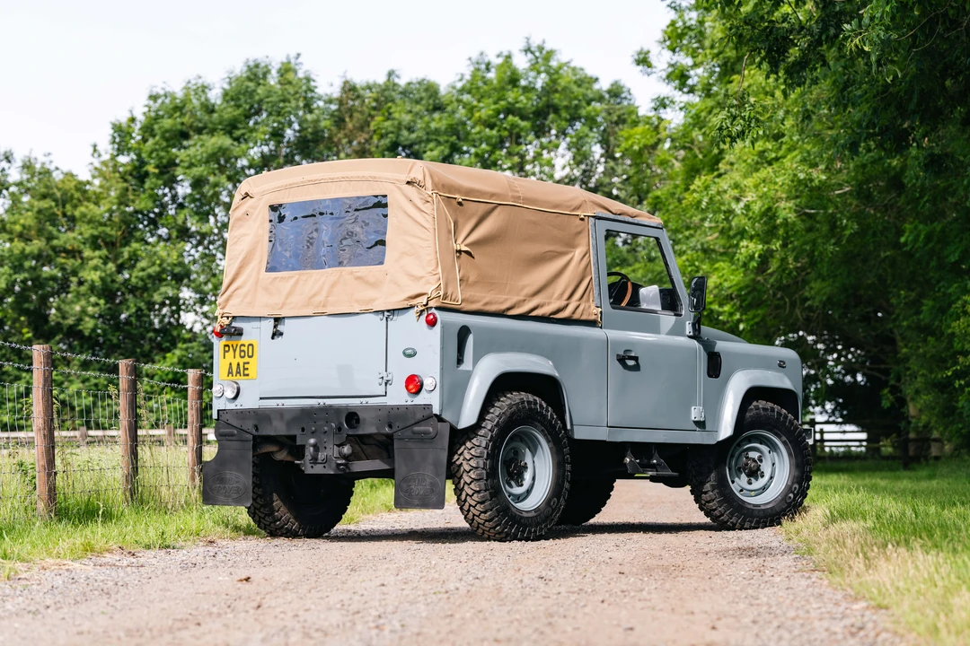 2010 Land Rover Defender 90 - Image 15 of 31